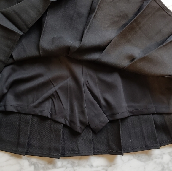 NWOT Pleated mini skirt black - Picture 2 of 4